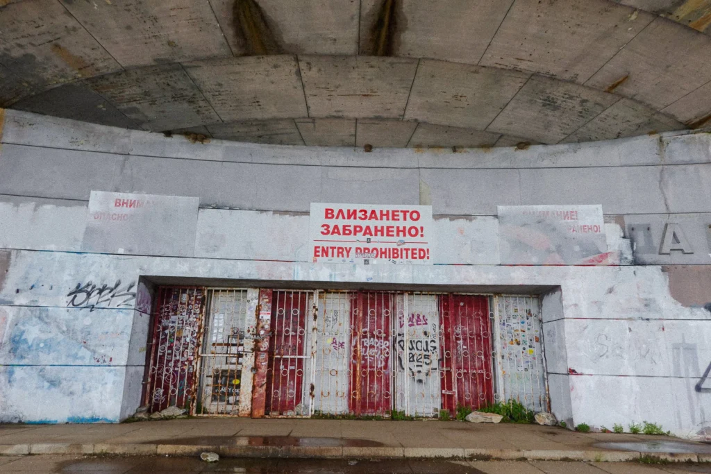 Buzludzha 飞碟纪念堂|当一个国家曾经相信过的未来,最终变成了一座废墟 - Fishagrams | 旅人小鱼 Fishagrams | 旅人小鱼