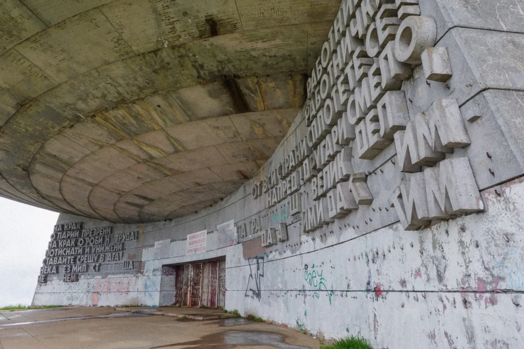 Buzludzha 飞碟纪念堂|当一个国家曾经相信过的未来,最终变成了一座废墟 - Fishagrams | 旅人小鱼 Fishagrams | 旅人小鱼