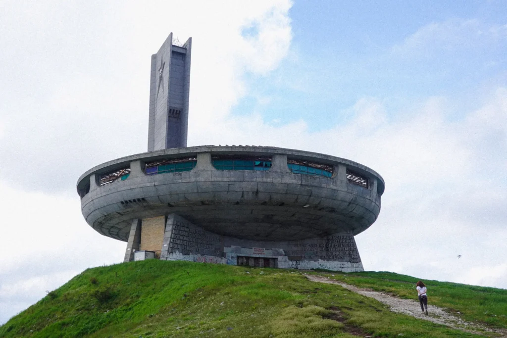 Buzludzha 飞碟纪念堂|当一个国家曾经相信过的未来,最终变成了一座废墟 - Fishagrams | 旅人小鱼 Fishagrams | 旅人小鱼