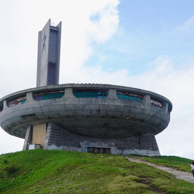 Buzludzha 飞碟纪念堂|当一个国家曾经相信过的未来,最终变成了一座废墟 - Fishagrams | 旅人小鱼 保加利亚 Buzludzha 飞碟纪念堂全景外观