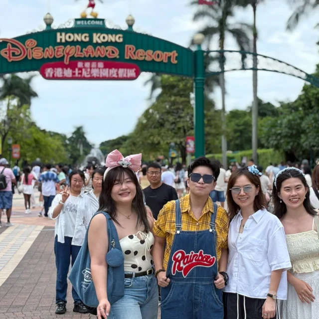 香港迪士尼VIP导览体验:4人闺蜜的6小时专属管家之旅 - Fishagrams | 旅人小鱼 四位闺蜜在香港迪士尼度假区入口合照