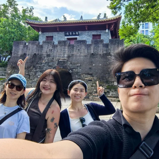 四名旅伴在南头古城城门前自拍合照