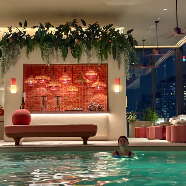KROMO Bangkok 5晚酒店评测:半透明浴缸?藏宝石游戏? - Fishagrams | 旅人小鱼 KROMO Bangkok 28楼泳池休息区与红色艺术墙