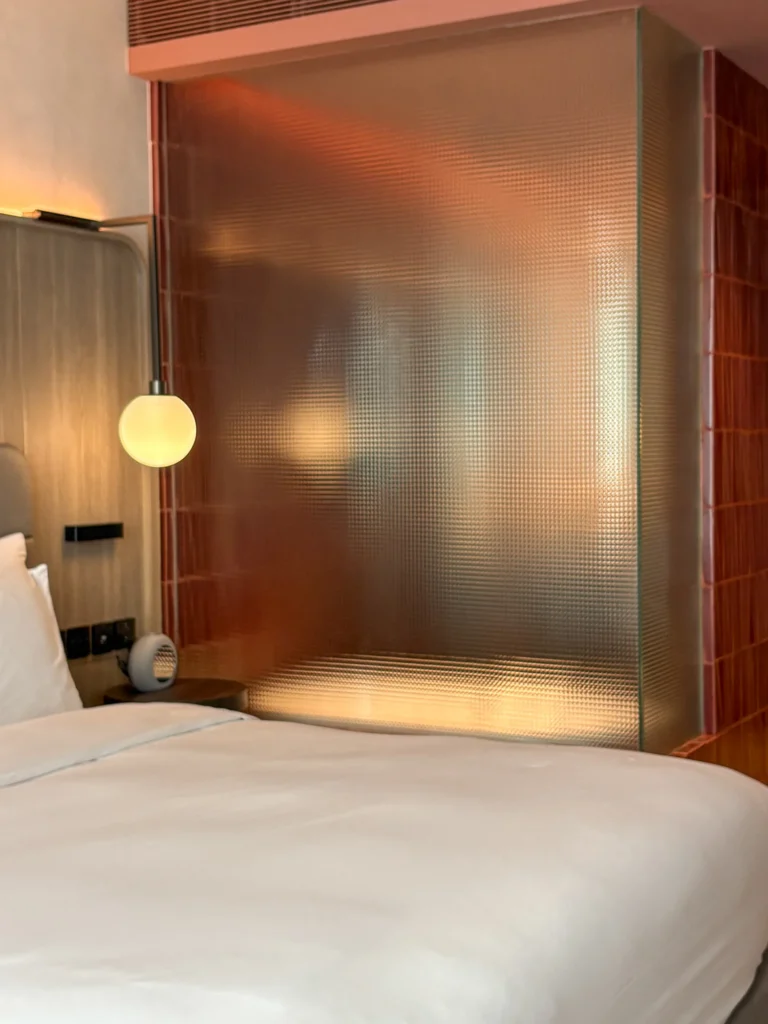 KROMO Bangkok 5晚酒店评测:半透明浴缸?藏宝石游戏? - Fishagrams | 旅人小鱼 Fishagrams | 旅人小鱼